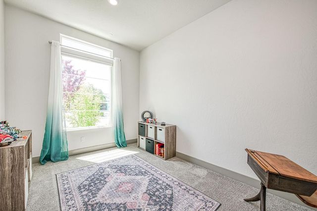 819 Pinnacle Drive W, Madera, CA 93636