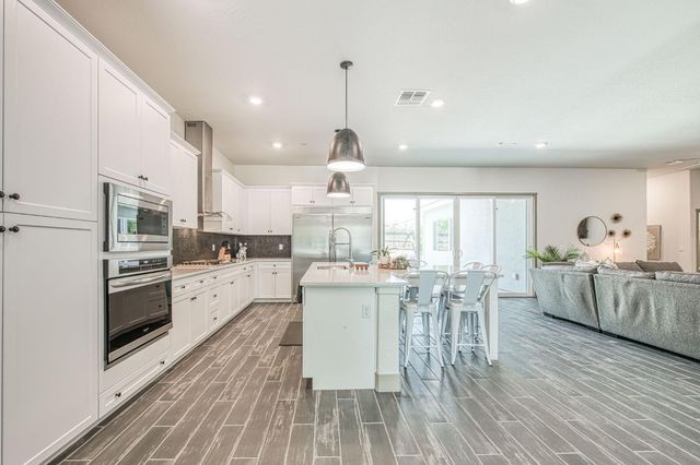 819 Pinnacle Drive W, Madera, CA 93636