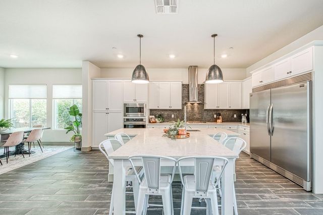 819 Pinnacle Drive W, Madera, CA 93636