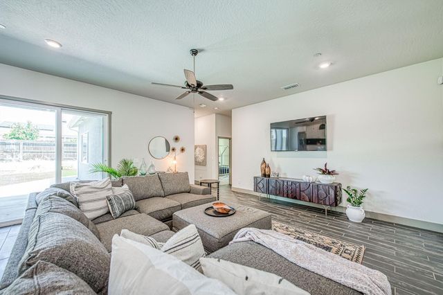 819 Pinnacle Drive W, Madera, CA 93636