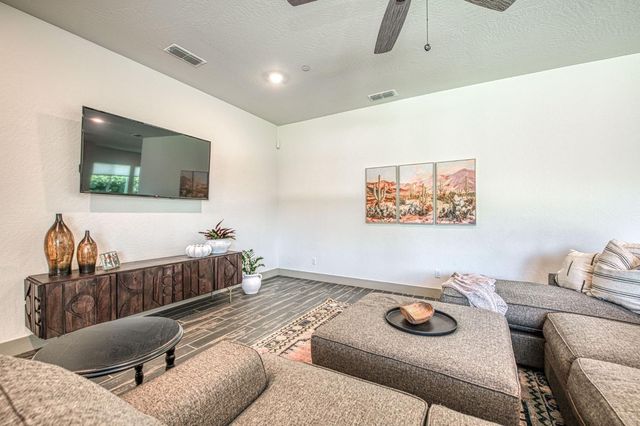 819 Pinnacle Drive W, Madera, CA 93636