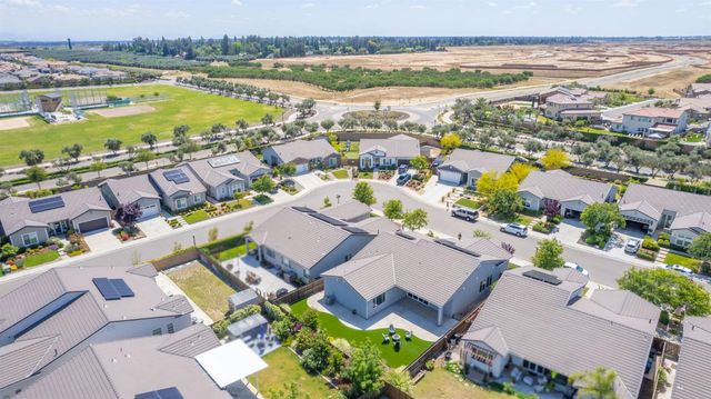 819 Pinnacle Drive W, Madera, CA 93636