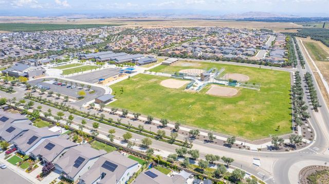 819 Pinnacle Drive W, Madera, CA 93636
