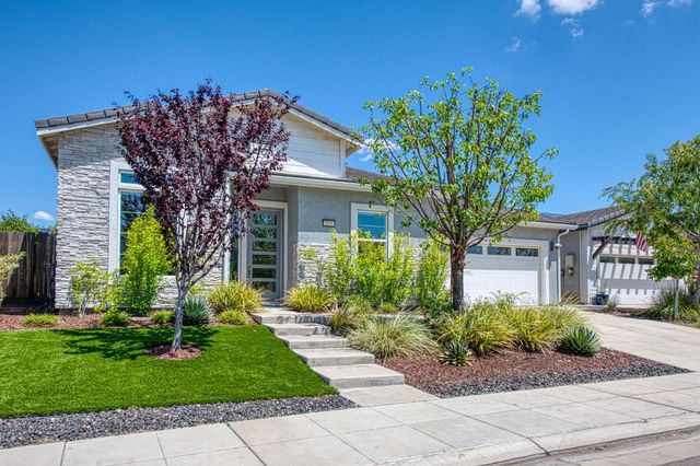 819 Pinnacle Drive W, Madera, CA 93636