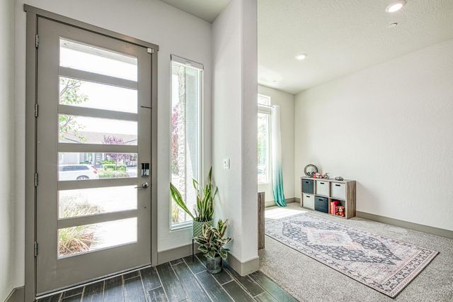 819 Pinnacle Drive W, Madera, CA 93636