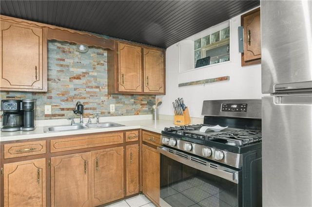 200 SW 20th Terrace, Oak Grove, MO 64075