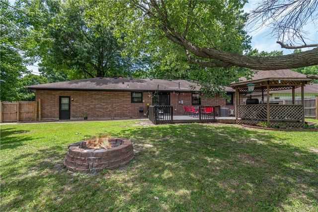 200 SW 20th Terrace, Oak Grove, MO 64075