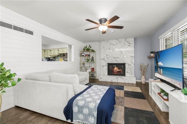 200 SW 20th Terrace, Oak Grove, MO 64075
