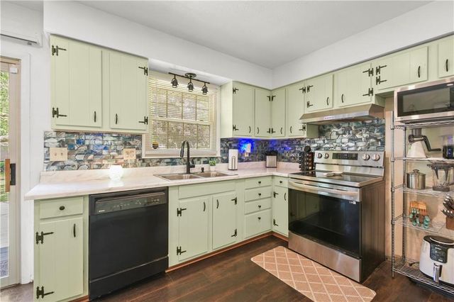 200 SW 20th Terrace, Oak Grove, MO 64075