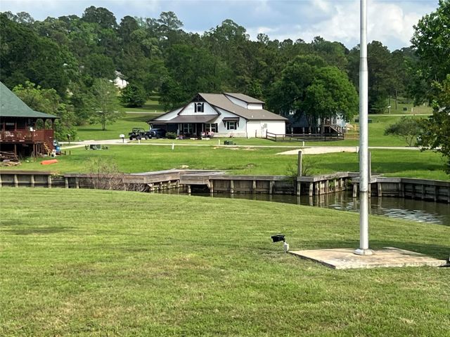 160 Wildwood Lake Drive N, Huntsville, TX 77340
