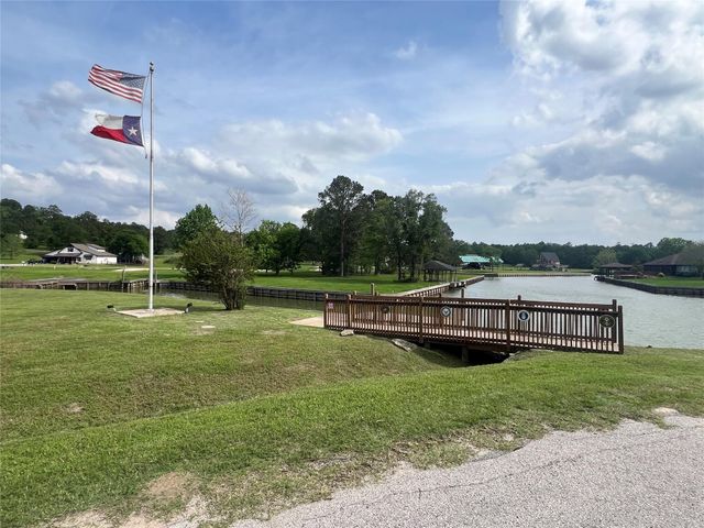160 Wildwood Lake Drive N, Huntsville, TX 77340