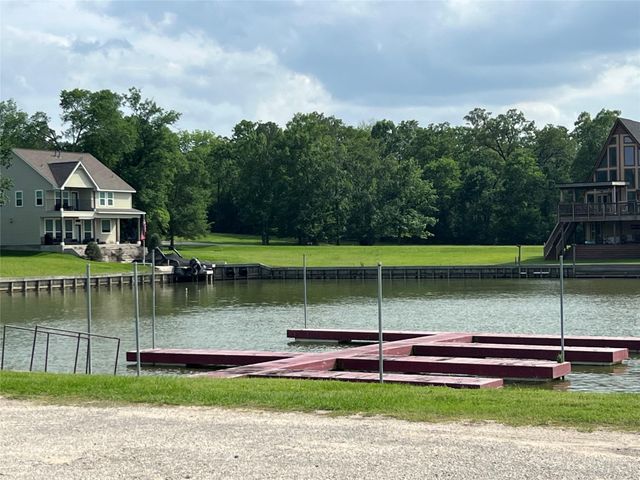 160 Wildwood Lake Drive N, Huntsville, TX 77340