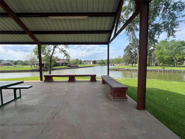 160 Wildwood Lake Drive N, Huntsville, TX 77340