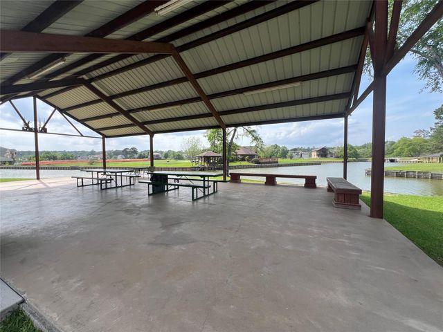 160 Wildwood Lake Drive N, Huntsville, TX 77340