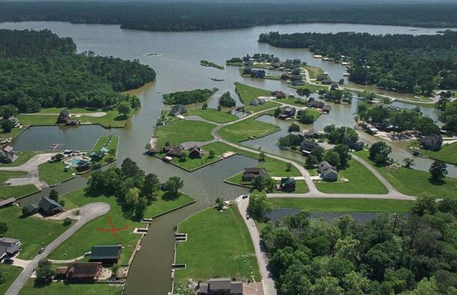 160 Wildwood Lake Drive N, Huntsville, TX 77340