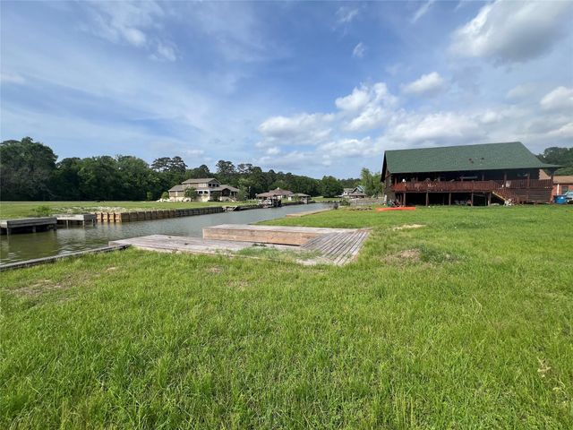 160 Wildwood Lake Drive N, Huntsville, TX 77340