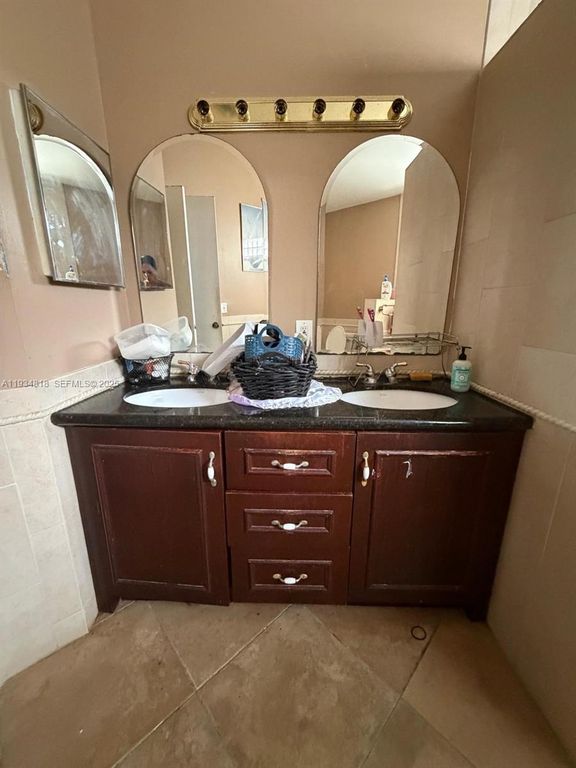 Image 6 of property listing at Address unavailable.