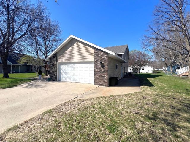 2210 9th Avenue SE, Willmar, MN 56201