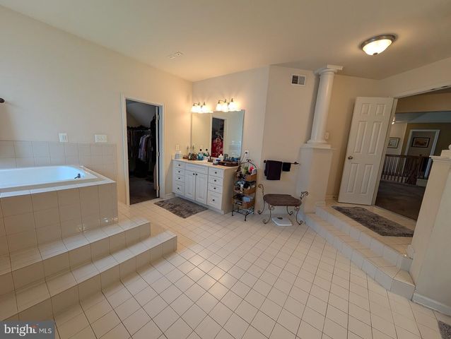 5 TURNOUT LN, Etters, PA 17319