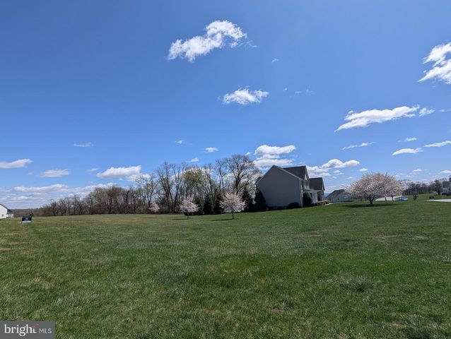 5 TURNOUT LN, Etters, PA 17319