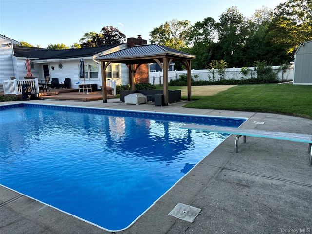 11 Meehan Lane, Coram, NY 11727