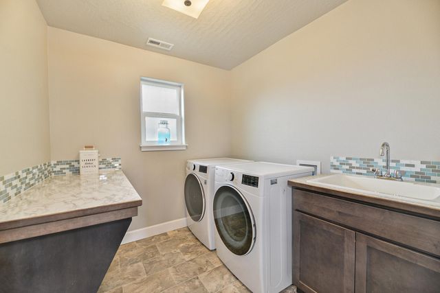 2820 W Helens Ln, Spokane, WA 99208