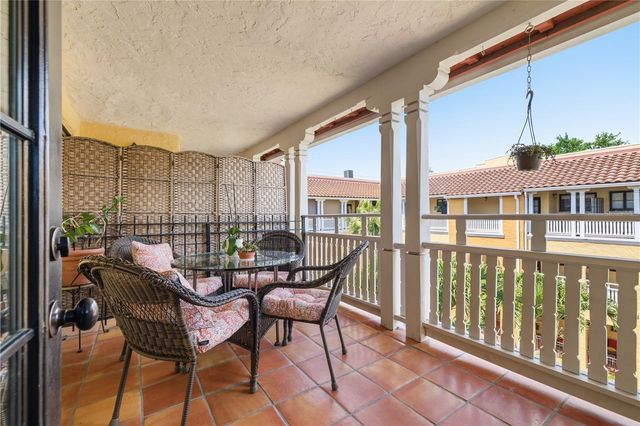 210 22ND AVENUE NE 6, St Petersburg, FL 33704