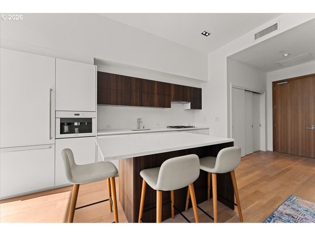 1075 Nw NORTHRUP St 220, Portland, OR 97209