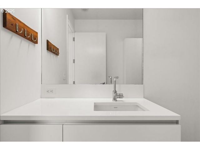 1075 Nw NORTHRUP St 220, Portland, OR 97209