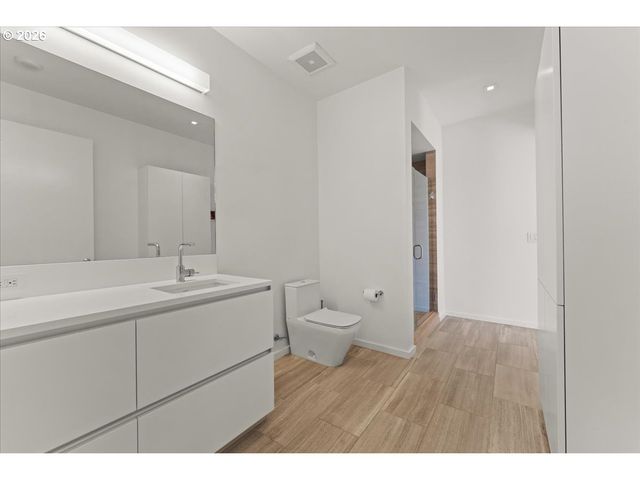 1075 Nw NORTHRUP St 220, Portland, OR 97209