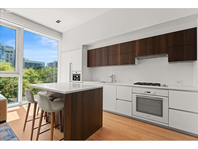 1075 Nw NORTHRUP St 220, Portland, OR 97209