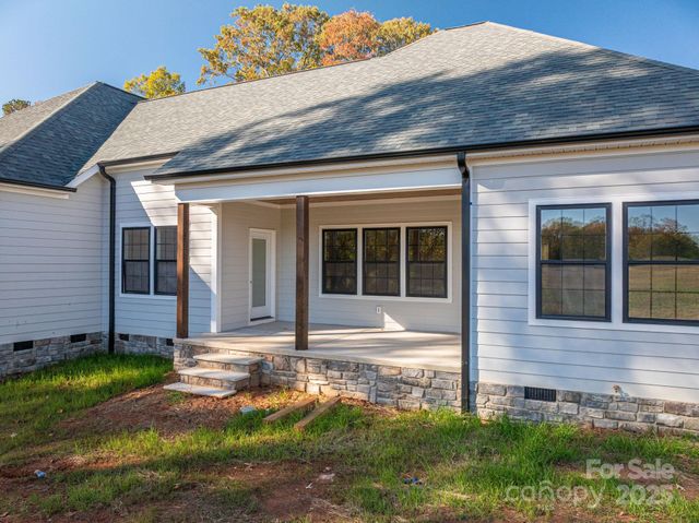 211 Golf Course Road, Maiden, NC 28650