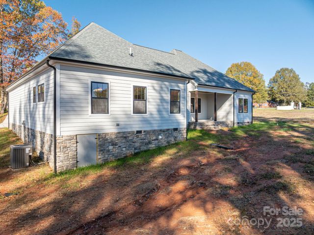 211 Golf Course Road, Maiden, NC 28650