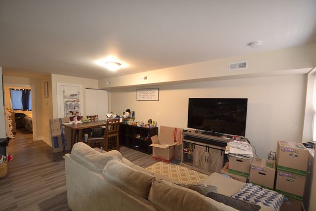 2942 W Montrose Avenue 1R, Chicago, IL 60618