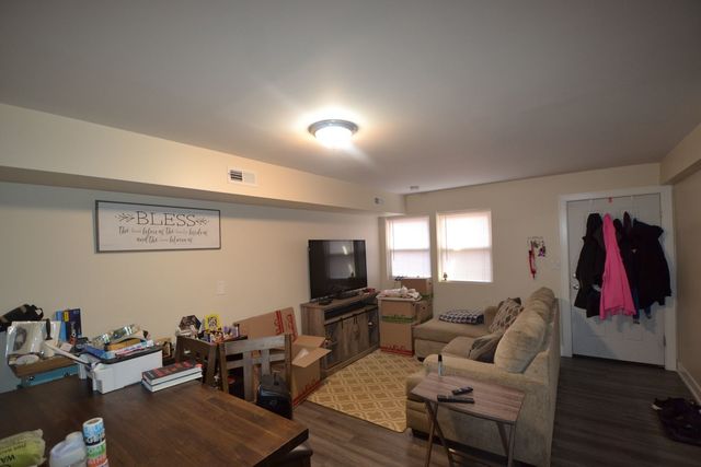 2942 W Montrose Avenue 1R, Chicago, IL 60618