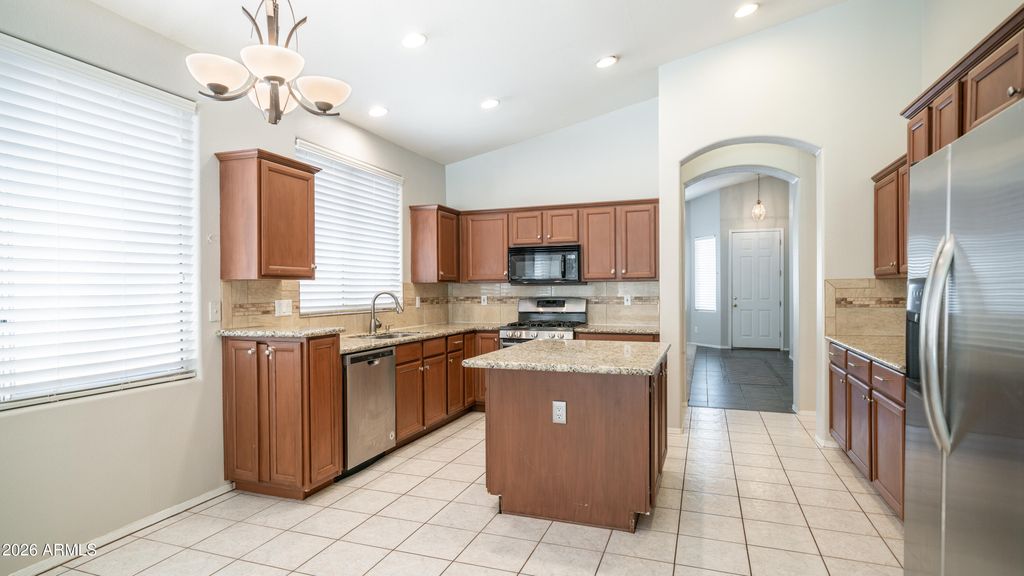 Image 10 of property listing at 6904 W PONTIAC Drive, Glendale, AZ 85308