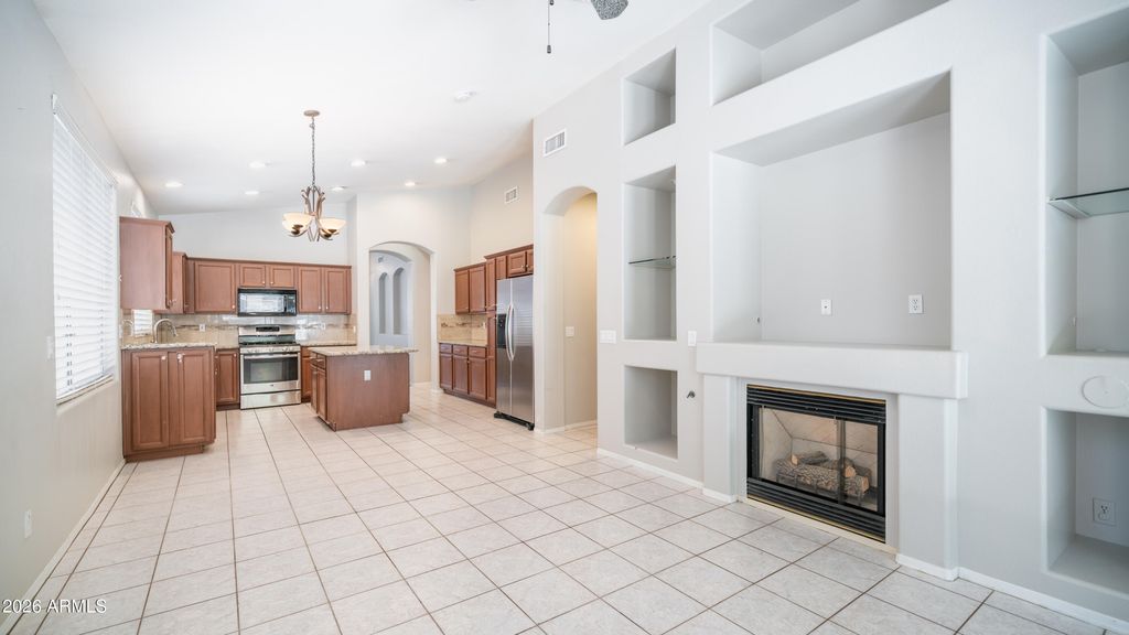 Image 12 of property listing at 6904 W PONTIAC Drive, Glendale, AZ 85308