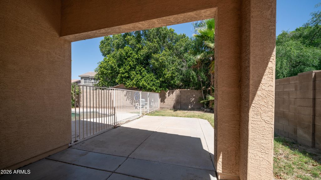 Image 25 of property listing at 6904 W PONTIAC Drive, Glendale, AZ 85308