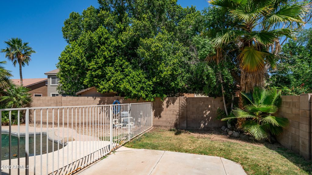Image 26 of property listing at 6904 W PONTIAC Drive, Glendale, AZ 85308