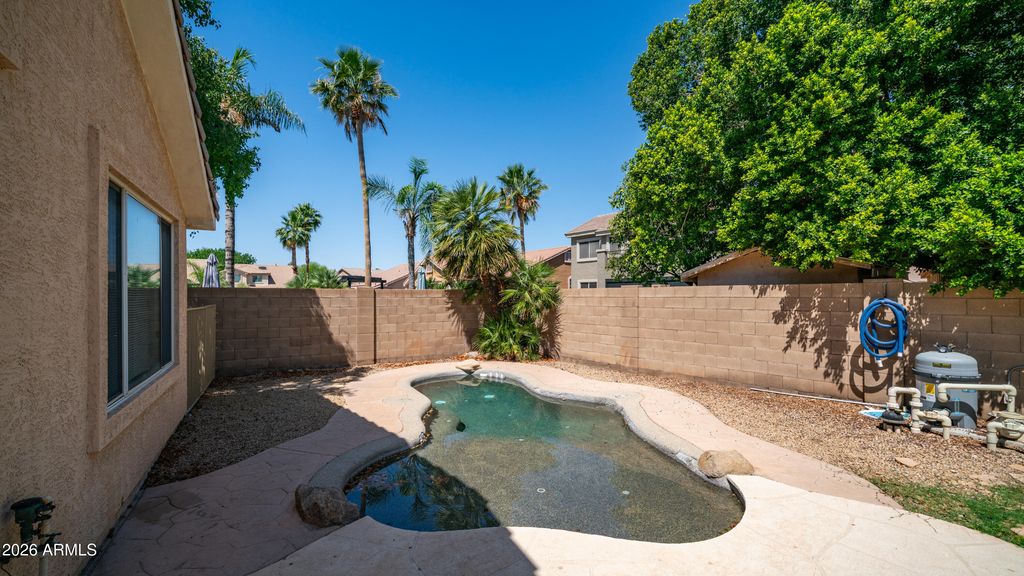 Image 27 of property listing at 6904 W PONTIAC Drive, Glendale, AZ 85308