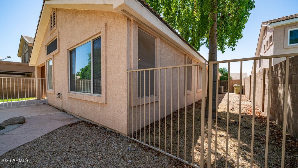 Image 31 of property listing at 6904 W PONTIAC Drive, Glendale, AZ 85308