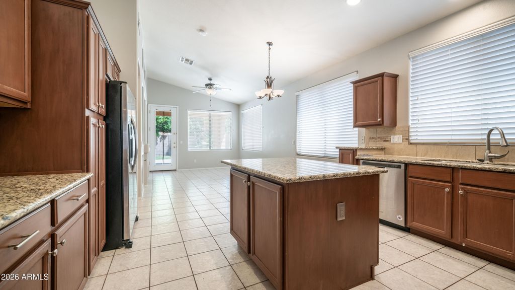Image 5 of property listing at 6904 W PONTIAC Drive, Glendale, AZ 85308