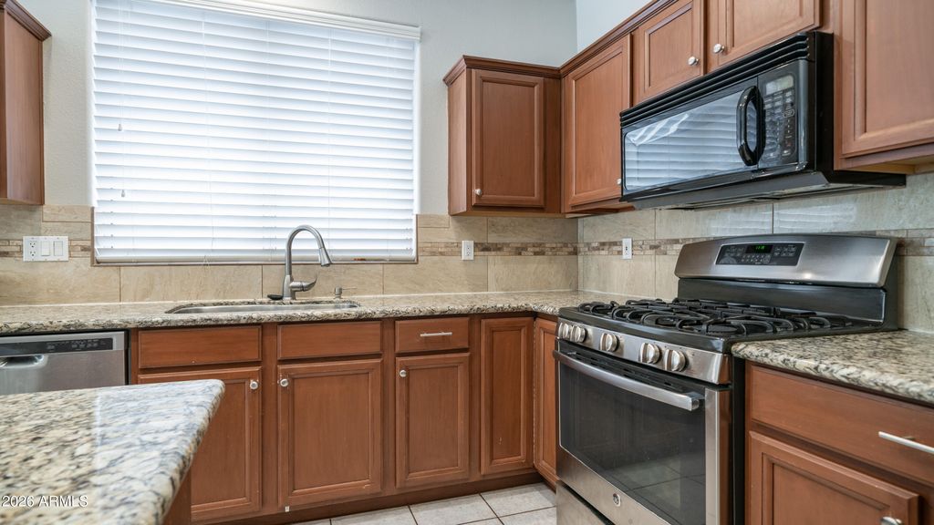 Image 6 of property listing at 6904 W PONTIAC Drive, Glendale, AZ 85308