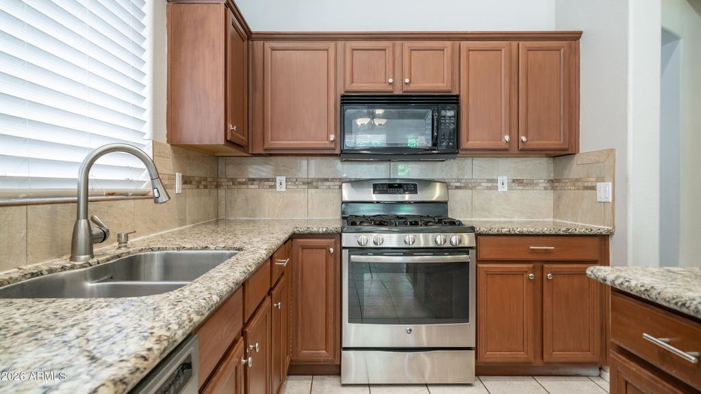 Image 7 of property listing at 6904 W PONTIAC Drive, Glendale, AZ 85308