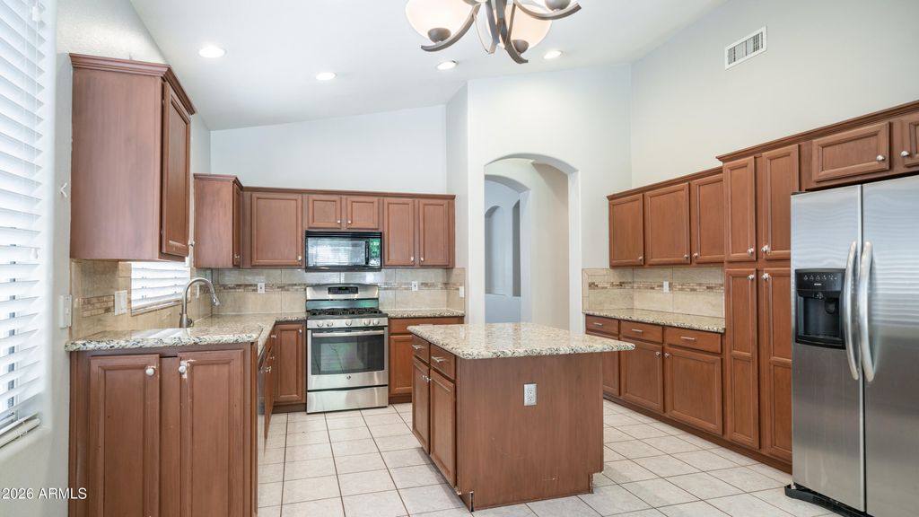 Image 8 of property listing at 6904 W PONTIAC Drive, Glendale, AZ 85308