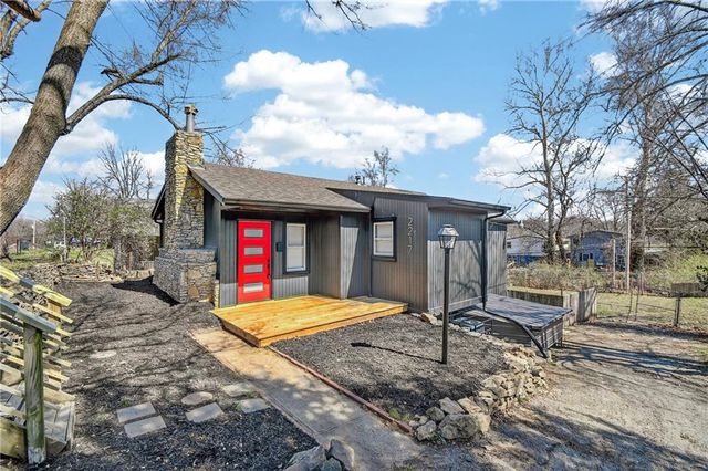 2217 S Cedar Avenue, Independence, MO 64052