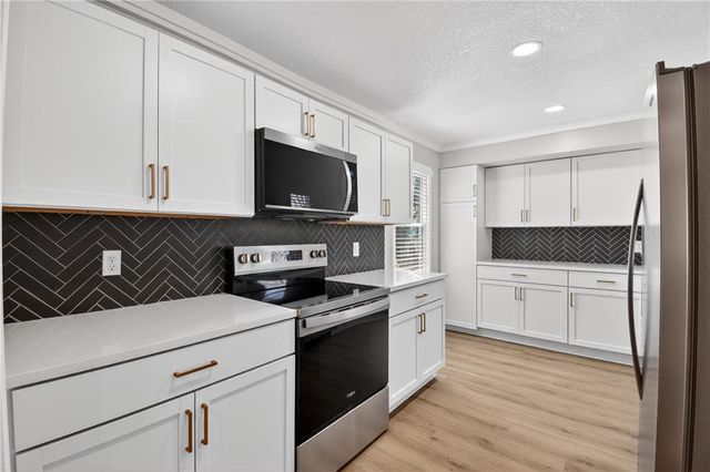 2217 S Cedar Avenue, Independence, MO 64052