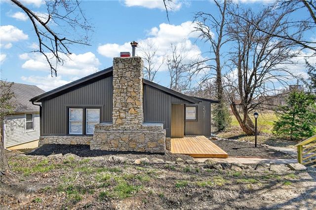 2217 S Cedar Avenue, Independence, MO 64052
