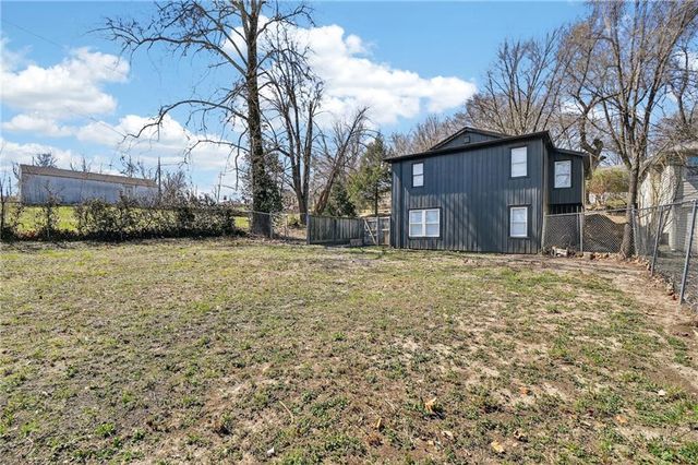 2217 S Cedar Avenue, Independence, MO 64052