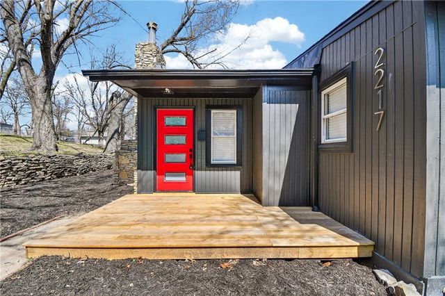 2217 S Cedar Avenue, Independence, MO 64052
